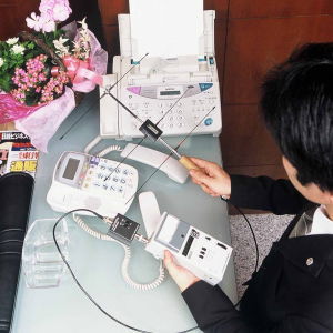 盗聴器発見調査を行う探偵社調査員